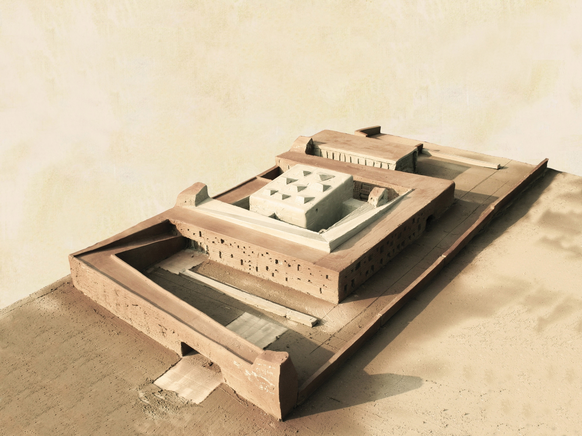 The architecture of volumes interspersed with patios and courtyards is based on the Moroccan archetypes of the rural ksar and the urban madrasa