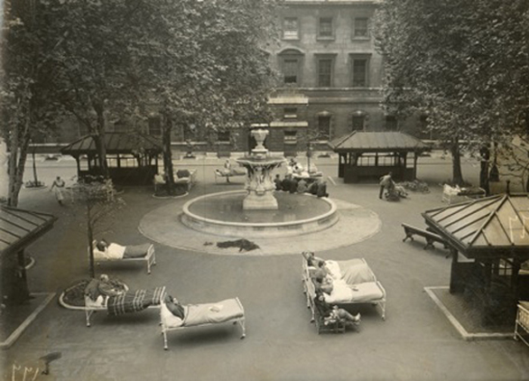 Patients at St Bartholomew's Hospital, Lodnon in 1929 being wheeled out in their beds