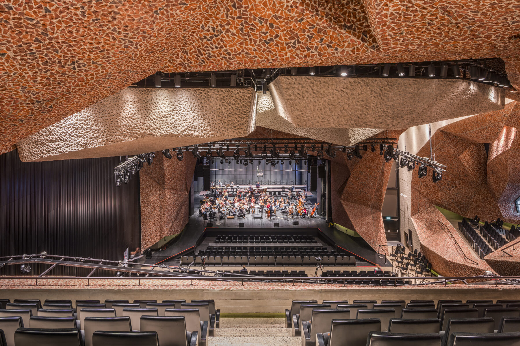 Qozoq ayolni sikish onlayn porno Olomon erkaklar eshakdagi gozallikni sikishadi