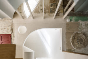 Floresprats salabeckett 62408 ph 08 arrival under the arch and skylight photoadriàgoula