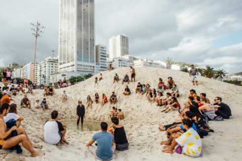 A praia e o tempo abertas elisamendes elisa mendes gru.a rio de janeiro architectural review 1465 brazil