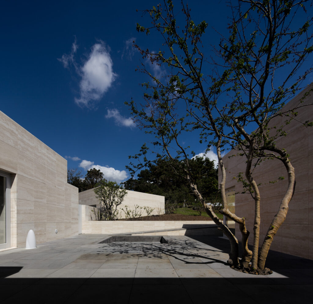 House on Jeju Island by Álvaro Siza, Carlos Castanheira and Kim Jong
