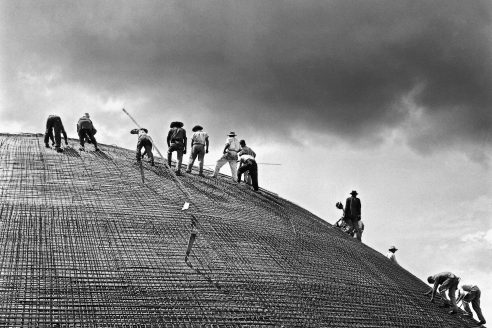 Workers on the roof of Oscar Nieyemer's Congress Building