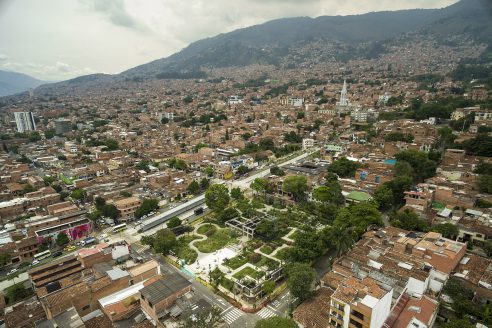 parque-prado-edgar-mazo-architectural-review-medellin-colombia-2024-plan-de-renaturalizacion-drone-city-492x328.jpg