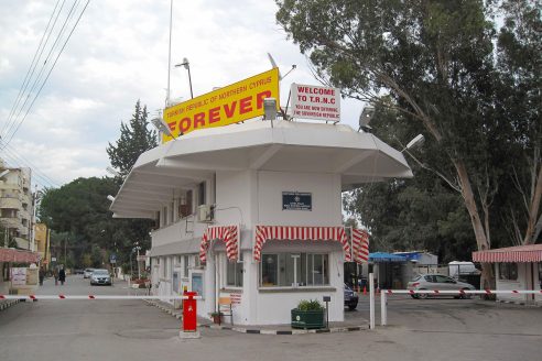 Border_between_nort_and_south_cyprus_Nicosia-Architectural-Review-492x328.jpg