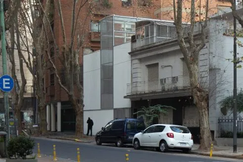 Adamo Faiden Architects’ veterinary clinic in Buenos Aires seen from the street, 3x2 aspect ratio, colour