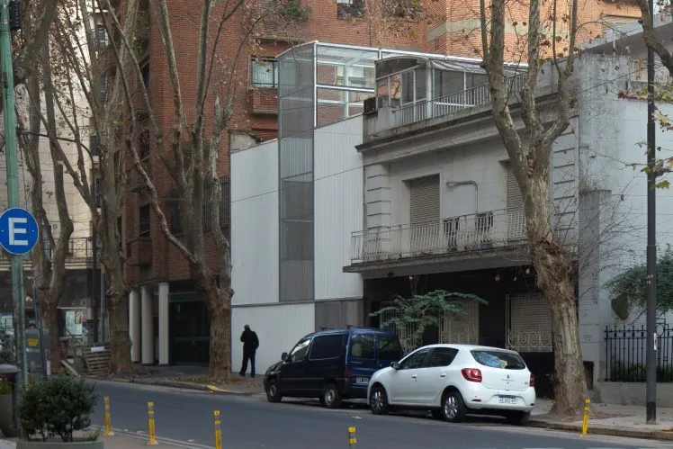 Adamo Faiden Architects’ veterinary clinic in Buenos Aires seen from the street, 3x2 aspect ratio, colour