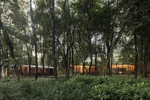 USArch_Waldorf-School_Classroom-Woods-04_urko_sanchez_nairobi_circularity_architectural_review_ar_-FEATURED-492x328.webp