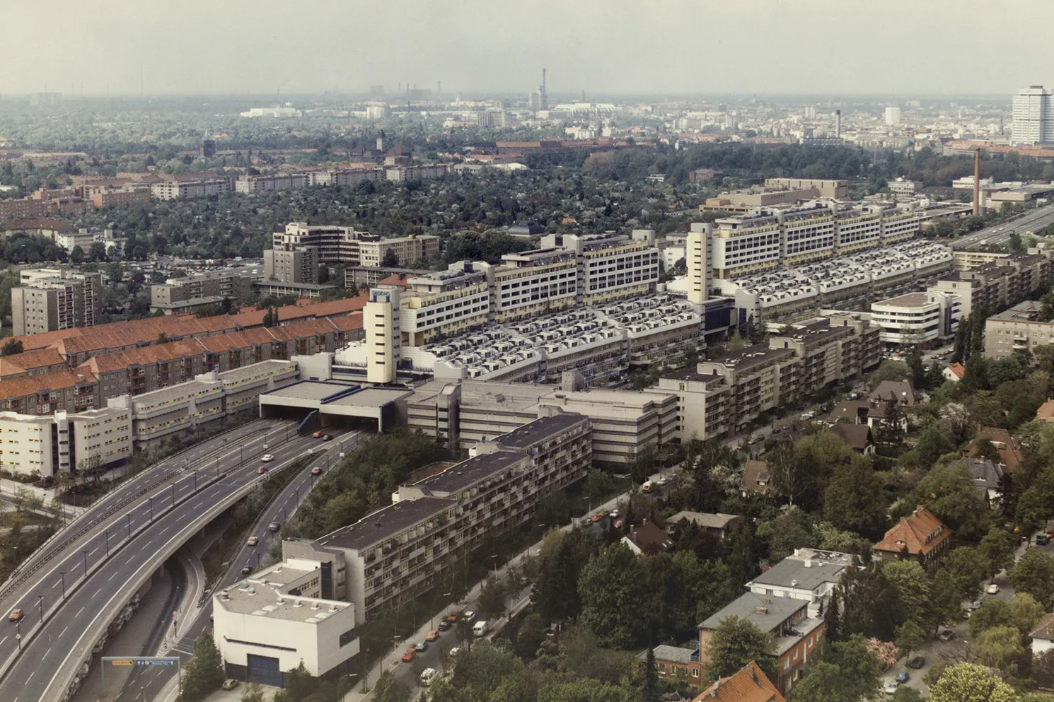 Revisit: Schlangenbader Straße estate in Berlin, Germany, by Georg 