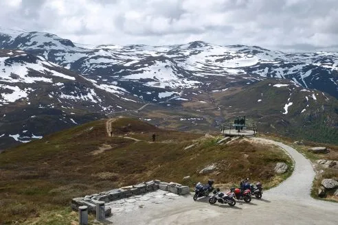The viewpoint at Nedre Oscarshaug by Carl Viggo Holmebakk looks over the snow-topped Norwegian landscape