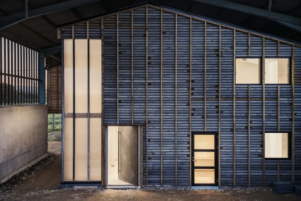 Barn conversion in Uffington, United Kingdom, by Artel31