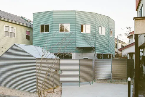 house_by_the_temple_kumaelsa_saitama_japan_architecural_review_credit_Shohei-Kuma_1-492x328.webp