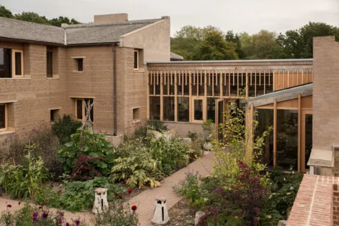 rammed_earth_house_wiltshire_uk_tuckey_design_studio_architectural_review_credit_Fran_Mart-492x328.webp