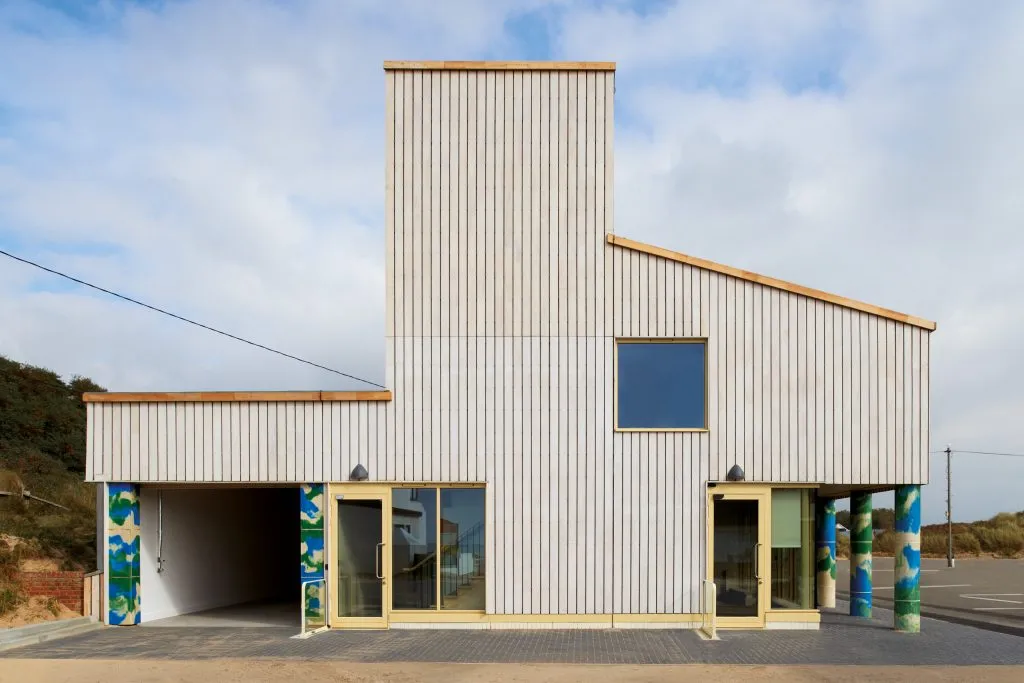 Public convenience: Camber Sands welcome centre in Camber, UK by DK-CM
