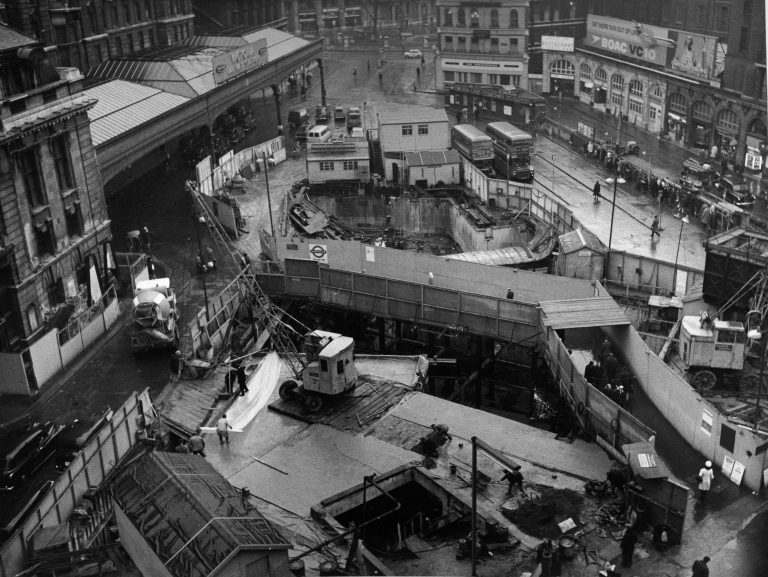 Victoria tube station - construction & upgrade Victoria 1998 31352 768x577 - Victoria tube station - construction & upgrade