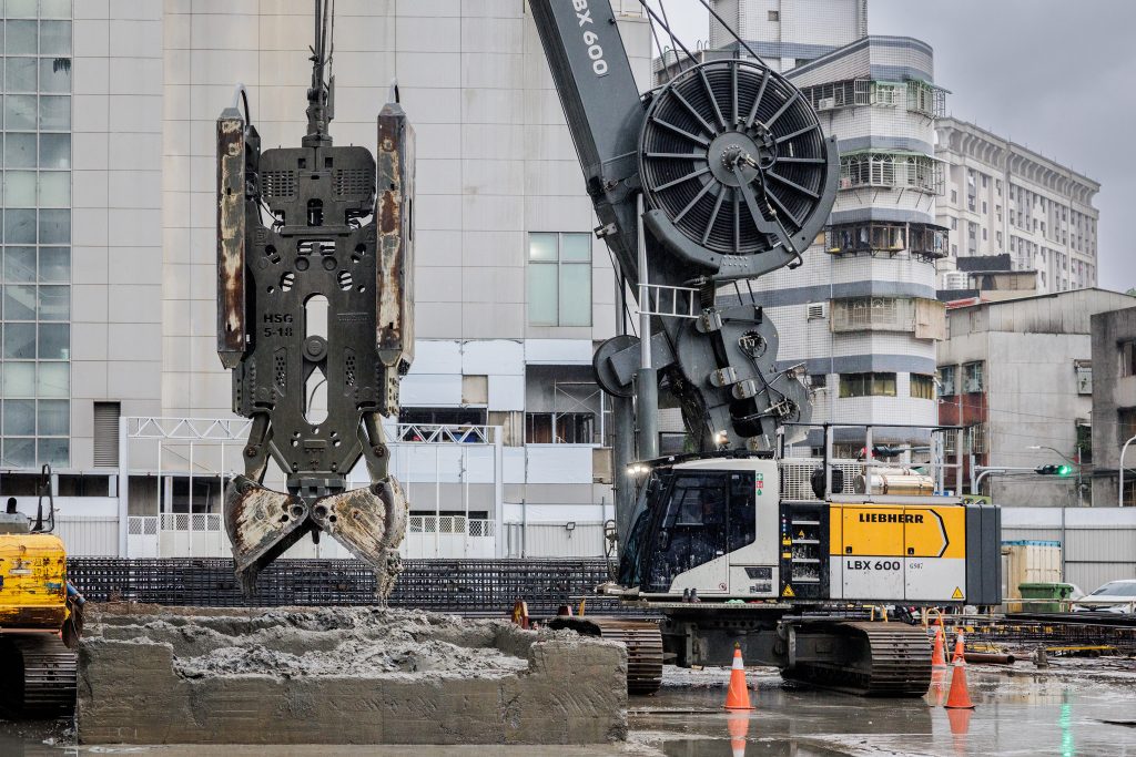Liebherr LBX 600 paves the way for slurry wall cutter in New Taipei