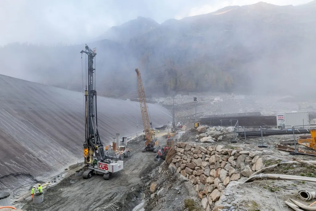 Liebherr rig heightens Austrian reservoir dam