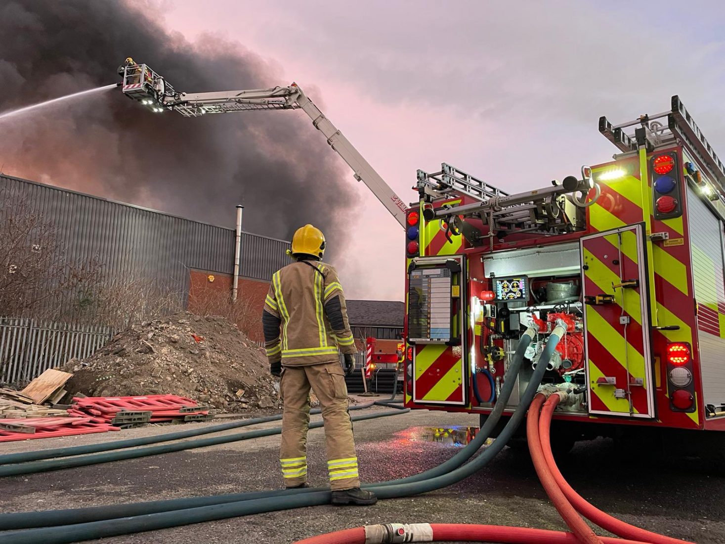 'Huge' recycling fire sends smoke across Nottingham | MRW