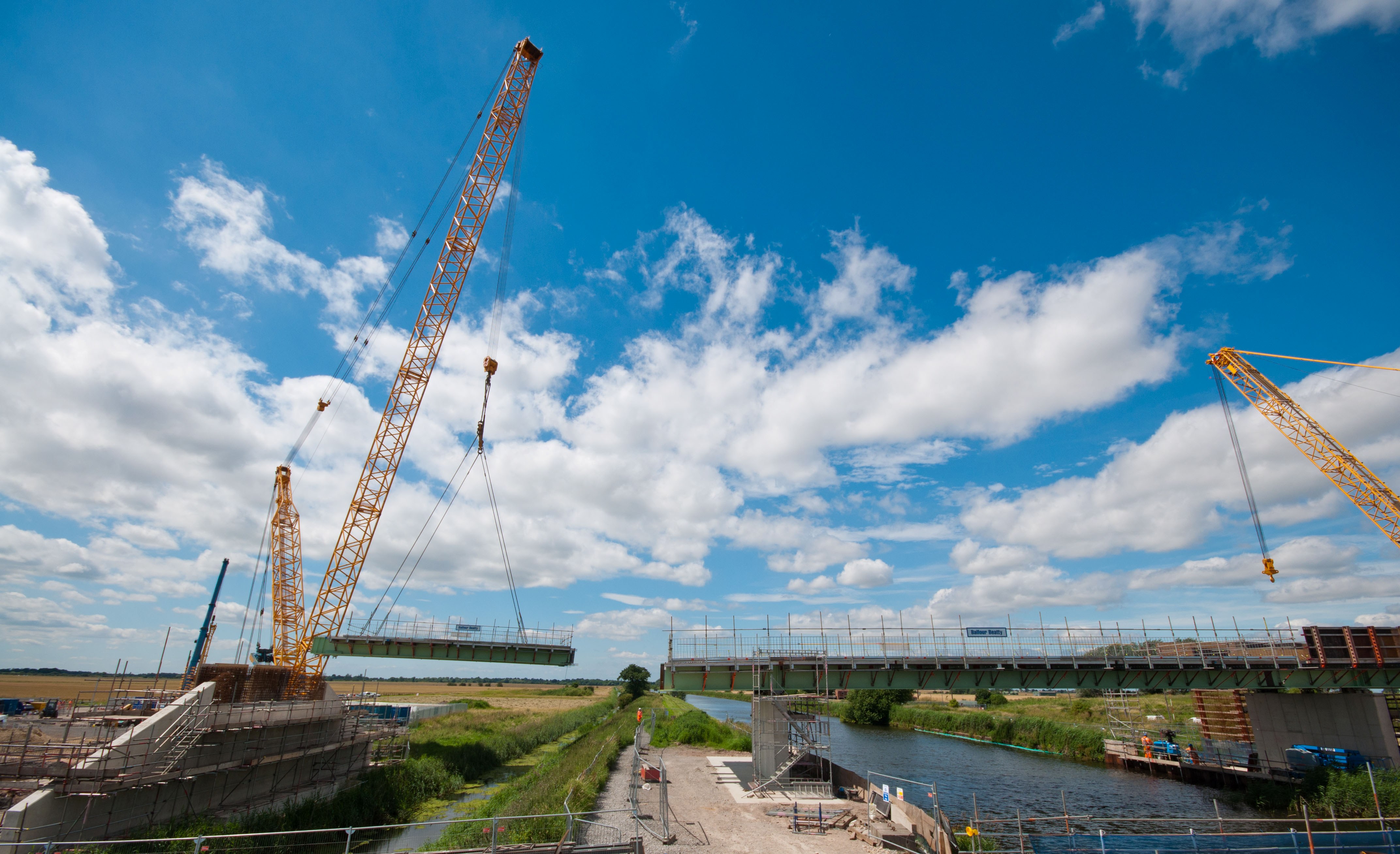 IMAGES Balfour Beatty lifts bridge beams with UK’s largest mobile crane Construction News