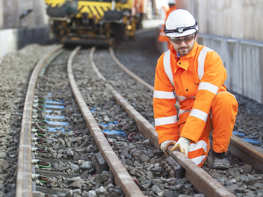 First Crossrail track laid on Stockley Flyover by Carillion and Network ...