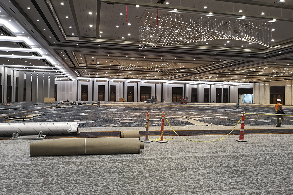 Building the world's largest pillarless ballrooms in the middle of the
