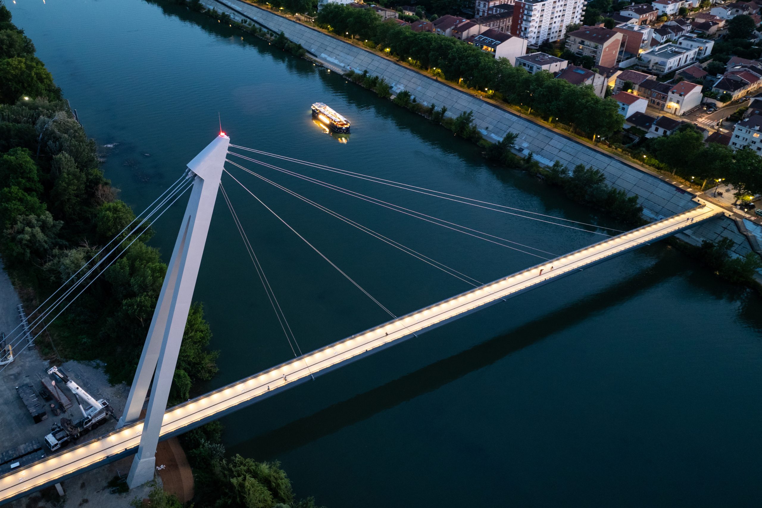 Eiffage completes 160m cable-stayed footbridge in Toulouse