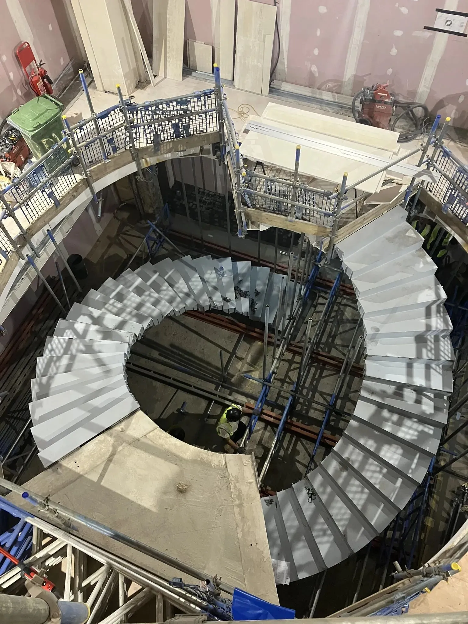 Fortnum & Mason double-helix three-storey stair: Construction and ...