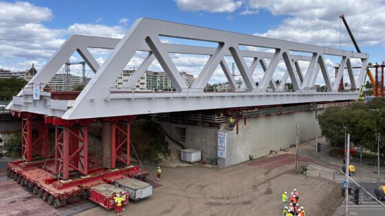 Hungarian railway bridge installation in one weekend: SPMT lessons for engineers
